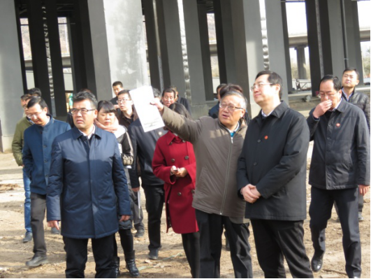 省委常委、西寧市委書記王曉在青海省物產(chǎn)集團總公司黨委書記、總經(jīng)理王玉輝陪同下，深入青海物產(chǎn)朝陽物流園區(qū)。